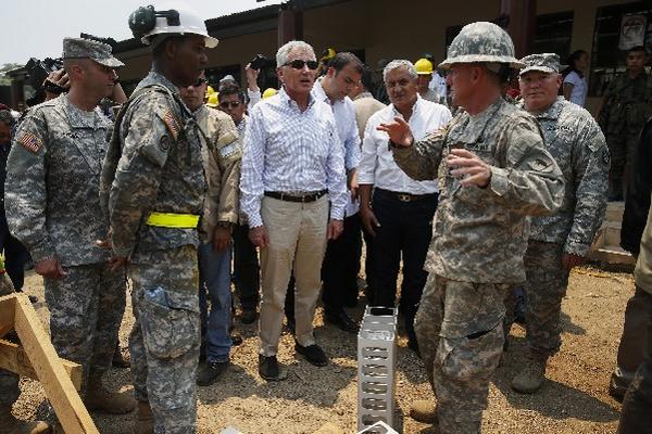 CHUCK HAGEL, secretario de Defensa de EE. UU., y el presidente Otto Pérez Molina escuchan a miembros del Comando Sur, sobre proyecto en Zacapa.