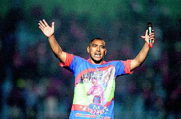 Juan Carlos Plata, en su partido de despedida en el Mateo Flores. (Foto Prensa Libre: Hemeroteca PL)