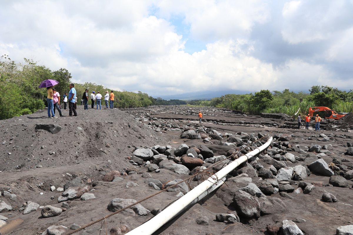 La tubería que suministra agua a comunidades de Siquinalá colapsó, debido a los lahares que bajaron por el río Ceniza. (Foto Prensa Libre: Carlos Paredes)