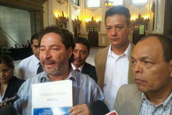 Sectores sindicales  se pronuncian contra las leyes de inversión y empleo. (Foto Prensa Libre: Alex Rojas)