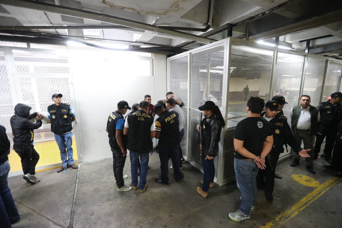 Los detenidos fueron presentados ante el Juzgado de Mayor Riesgo A. (Foto Prensa Libre: Erick Avila)