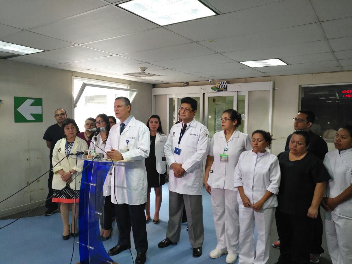 Médicos del hospital Roosevelt informan sobre el proceso de separación de las Esmeraldas. (Foto Prensa Libre: Cortesía La Red)