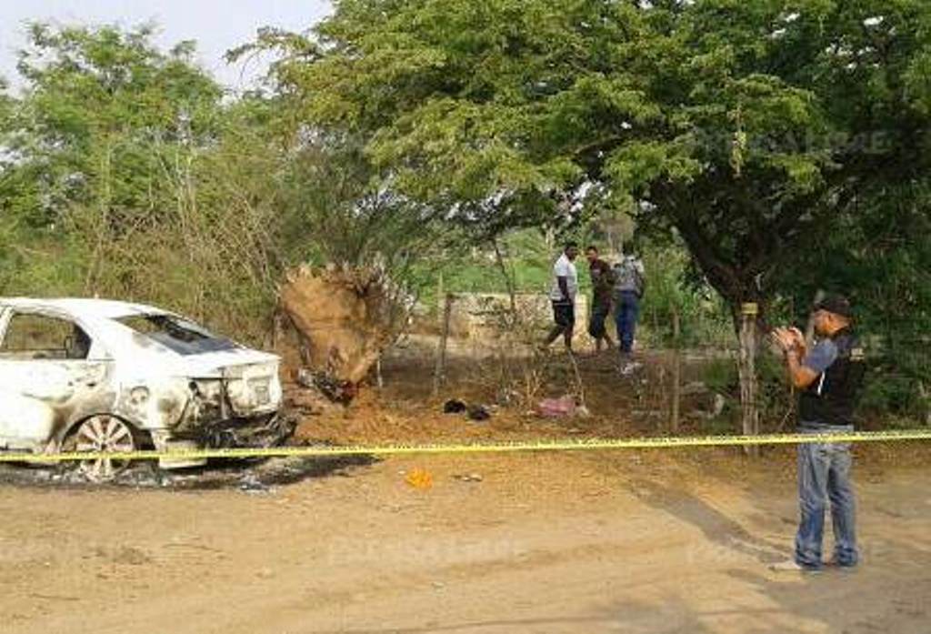 Lugar donde fue localizado el cadáver carbonizado de un hombre. (Foto Prensa Libre: Víctor Gómez).
