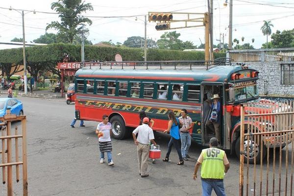 Los semáforos no  funcionan y los pilotos de buses se detienen en cualquier lugar. (Foto Prensa Libre: Enrique Paredes)