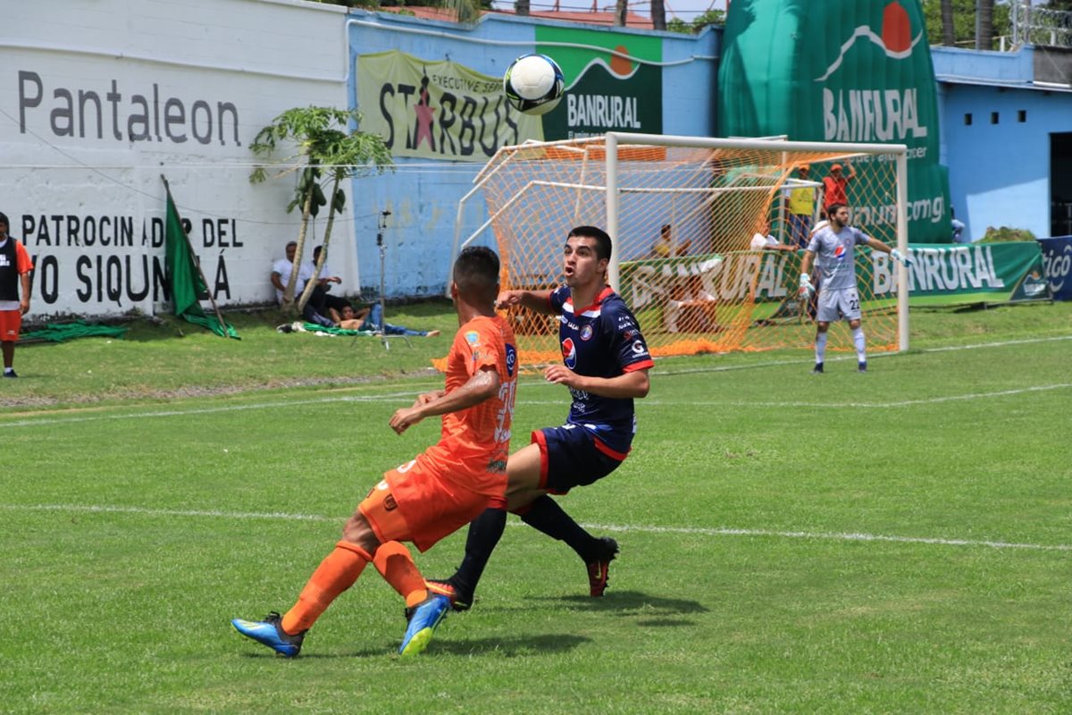 Siquinalá se estrelló con un aguerrido equipo quetzalteco que se llevó un empate. (Foto Prensa Libre: Carlos Paredes)