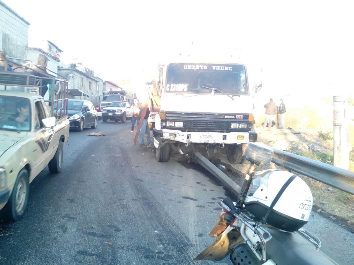 El camión habría tenido una falla en los frenos, derribó un poste y dañó la barra de contención. (Foto Prensa Libre: Dalia Santos)