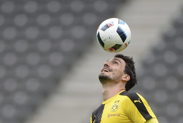 Mats Hummels firma con el Bayern Múnich y deja al Borussia Dortmund en la Bundesliga. (Foto Prensa Libre: EFE)