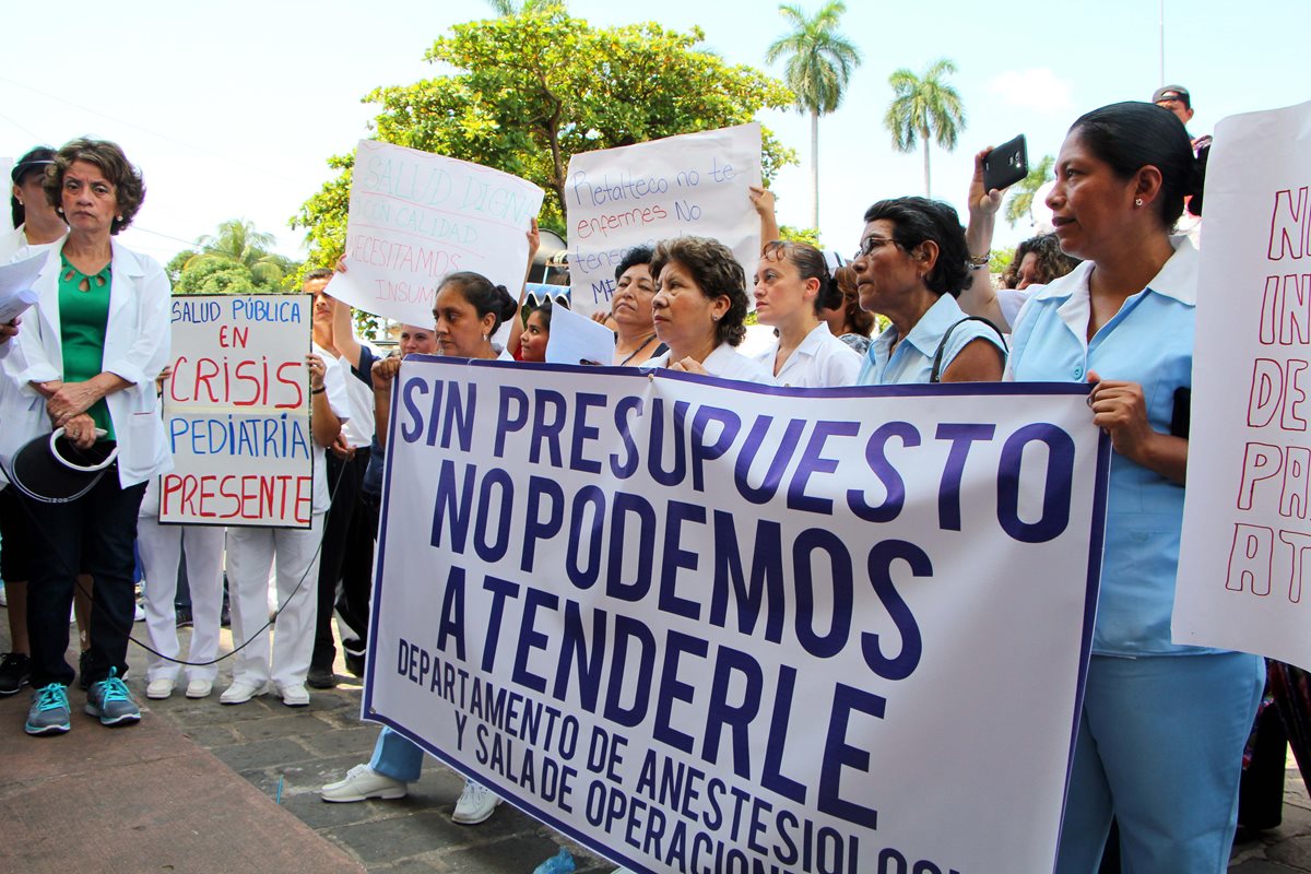 Trabajadores del Hospital Nacional de Retalhuleu llevan pancartas durante caminata en la que exigen insumos. (Foto Prensa Libre: Rolando Miranda)