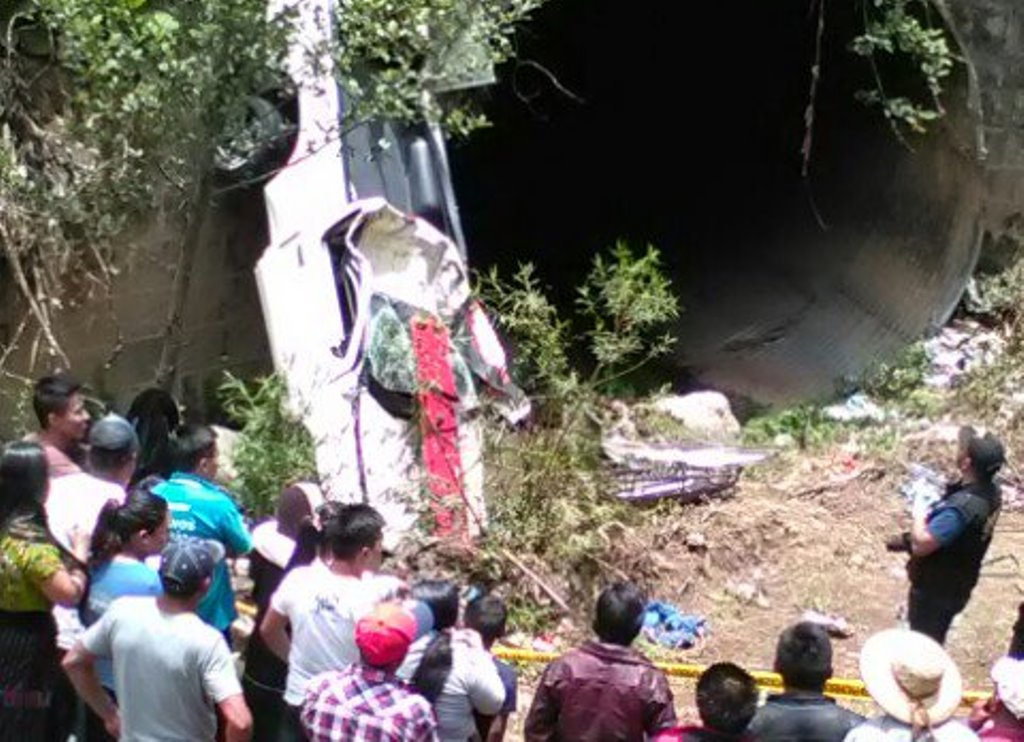 Vecinos observan cómo quedó el picop accidentado. (Foto Prensa Libre: Bomberos Voluntarios)
