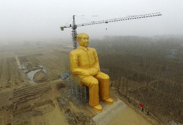 Estatua dorada de Mao Zedong sentado, de 37 metros de altura, que se había convertido en la más grande de China, (Foto Prensa Libre: AP)
