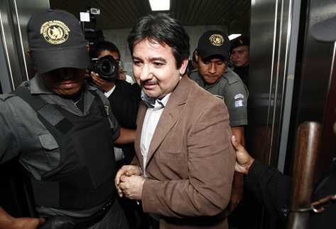 Juan Ortiz  Chamalé  es custodiado por guardias penitenciarios hasta llegar al Tribunal de Sentencia. (Foto Prensa Libre: Alvaro Interiano)