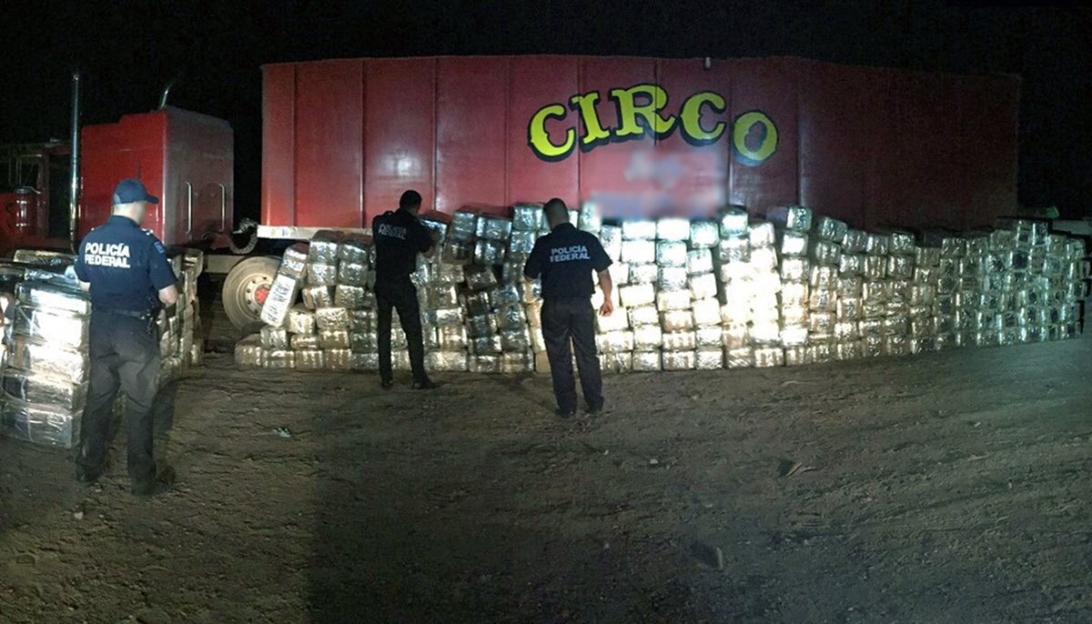 <em>Policías federales de México hacen un conteo de la droga incautada. (Foto Prensa Libre: AFP).</em>