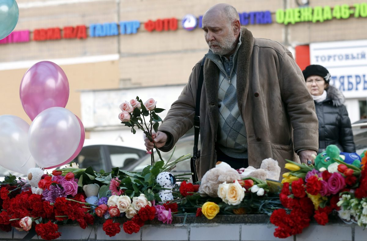 Un hombre deposita flores en la entrada de la estación de metro de "Oktiabrskoye Pole" donde una mujer fue detenida con la cabeza de la niña. (Foto Prensa Libre: EFE).