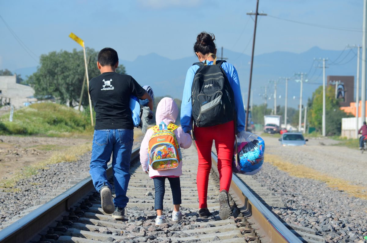 Niños migrantes centroamericanos son captados caminando por las vías del ferrocarril, en la localidad de Lechería, México. (Foto Prensa Libre: EFE)