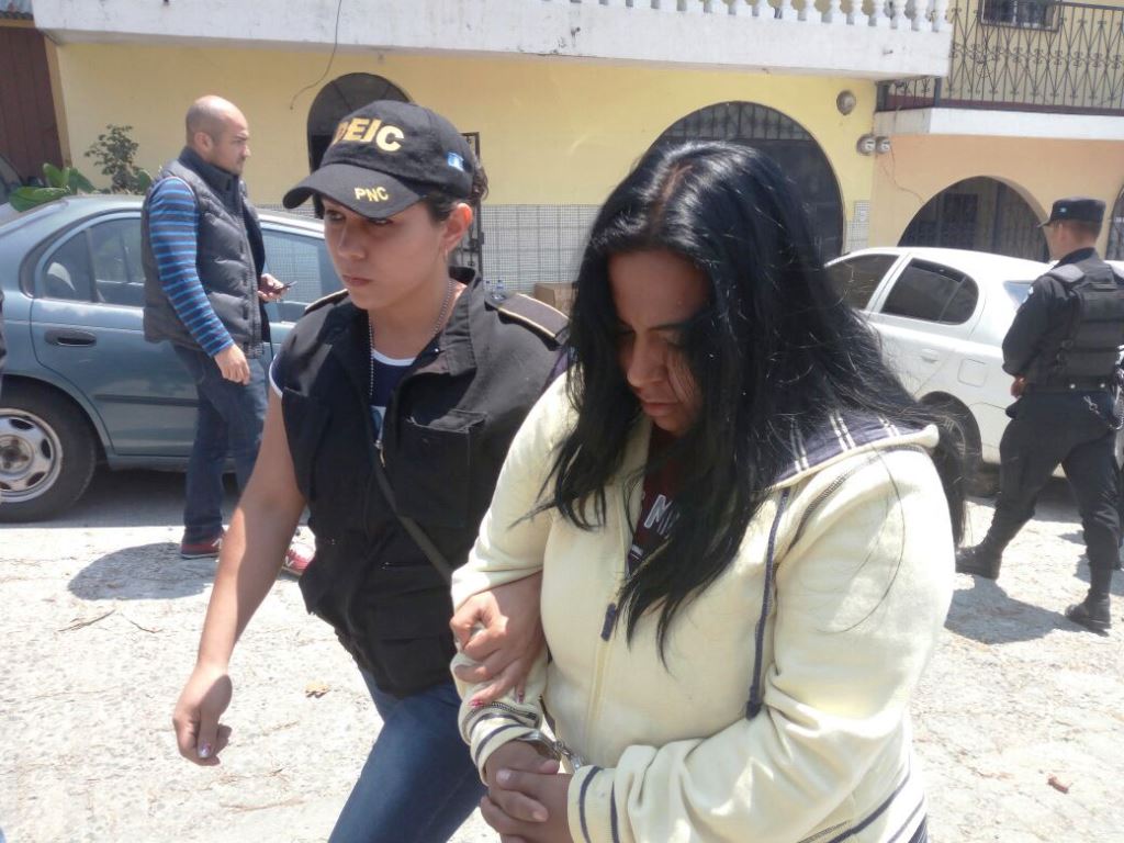Magnolia Yesenia López Castro, enfermera del Hospital San Juan de Dios, está sindicada por extorsión, habría colaborado con el Barrio 18. (Foto Prensa Libre. cortesía PNC)