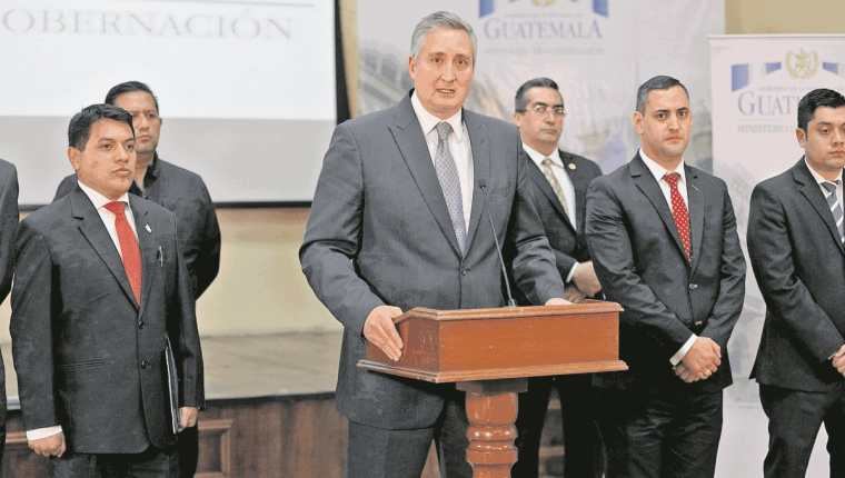 El ministro de Gobernación, Enrique Degenhart, junto a los viceministros Kamilo José Rivera Gálvez y Manuel Castellanos. (Foto Prensa Libre: Hemeroteca PL)