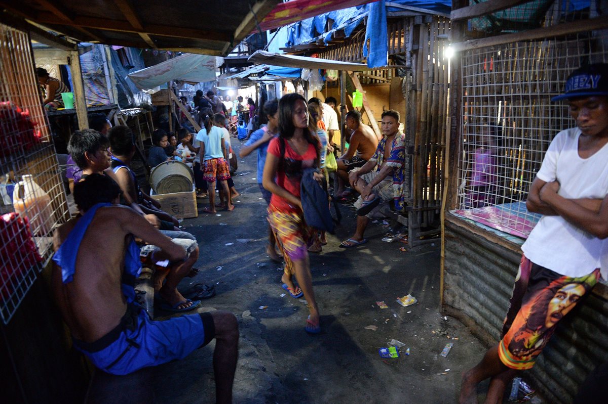Vista de un mercado informal de un barrio de Davao, un conocido centro de distribución de drogas. (Foto Prensa Libre: AFP).