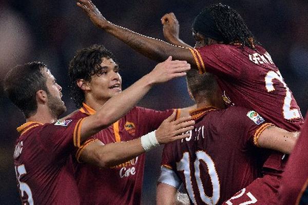 La Roma se impuso 2-0 al Milan, este viernes en juego de la jornada 35. (Foto Prensa Libre: AFP)