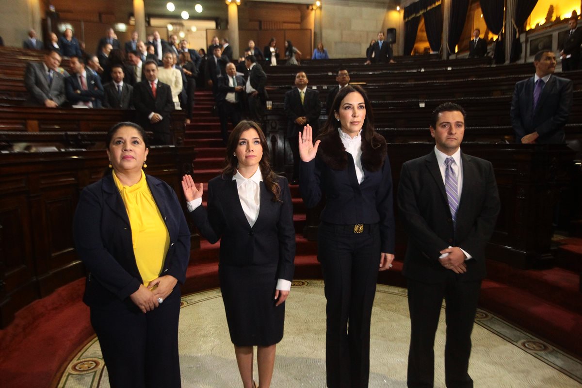 Elizabeth Nicté Paz Pineda (segunda) y Melanie Marié Müller (tercera),al momento de ser nombradas como representantes de Conamigua.(Foto Prensa Libre: Hemeroteca PL)