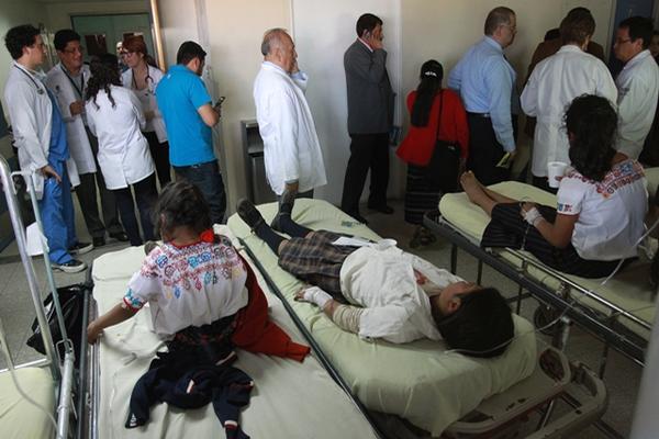 Personal médico atiende a los niños intoxicados. (Foto Prensa Libre: Estuardo Paredes)