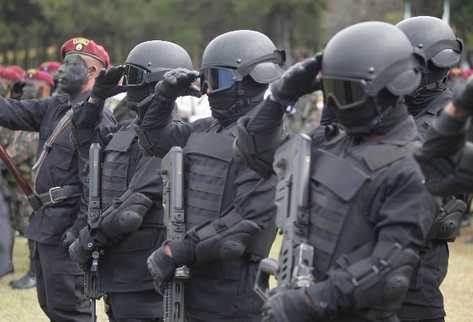 kaibiles  saludan a las autoridades presentes durante conmemoración.