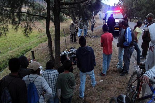 Curiosos observan el cadáver de Jorge López Mateo, quien murió en un percance vial en Jalapa. (Foto Prensa Libre: Hugo Oliva)