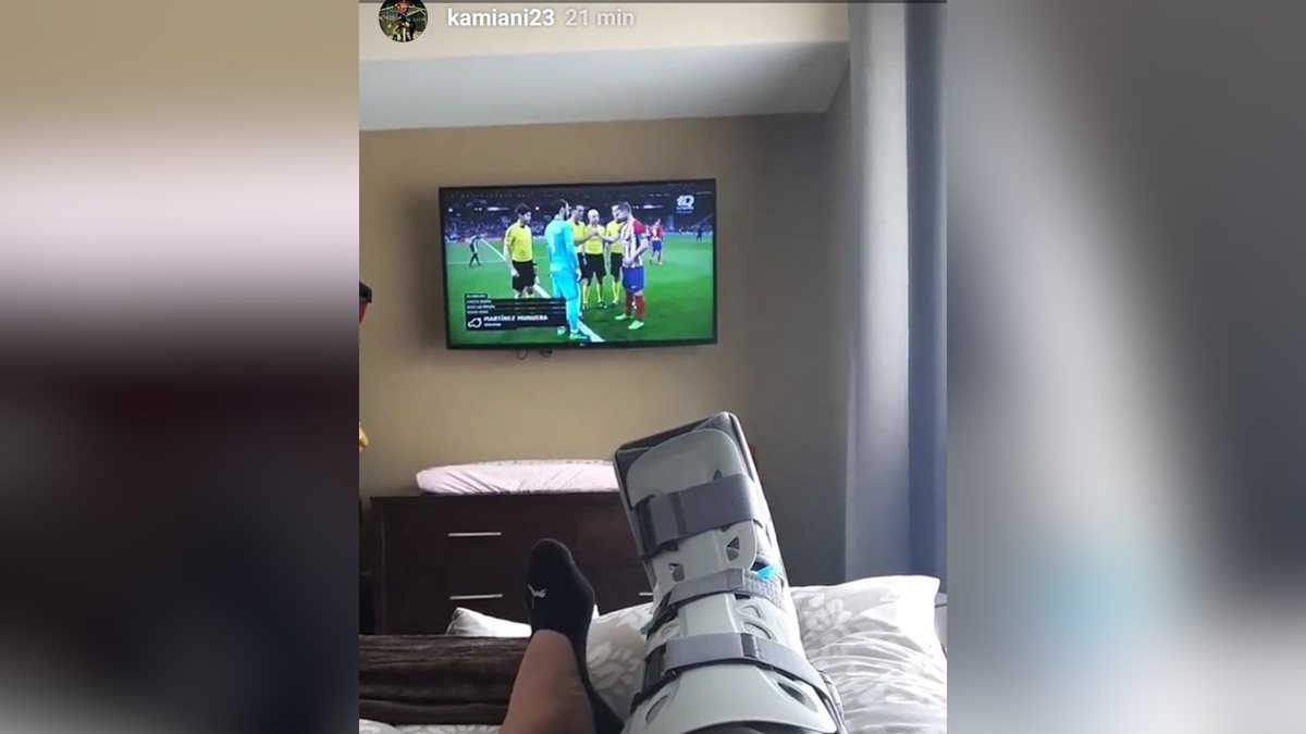 Kamiani aprovecha su tiempo de reposo viendo partidos de futbol. (Foto Prensa Libre: instagram @kamiani23)