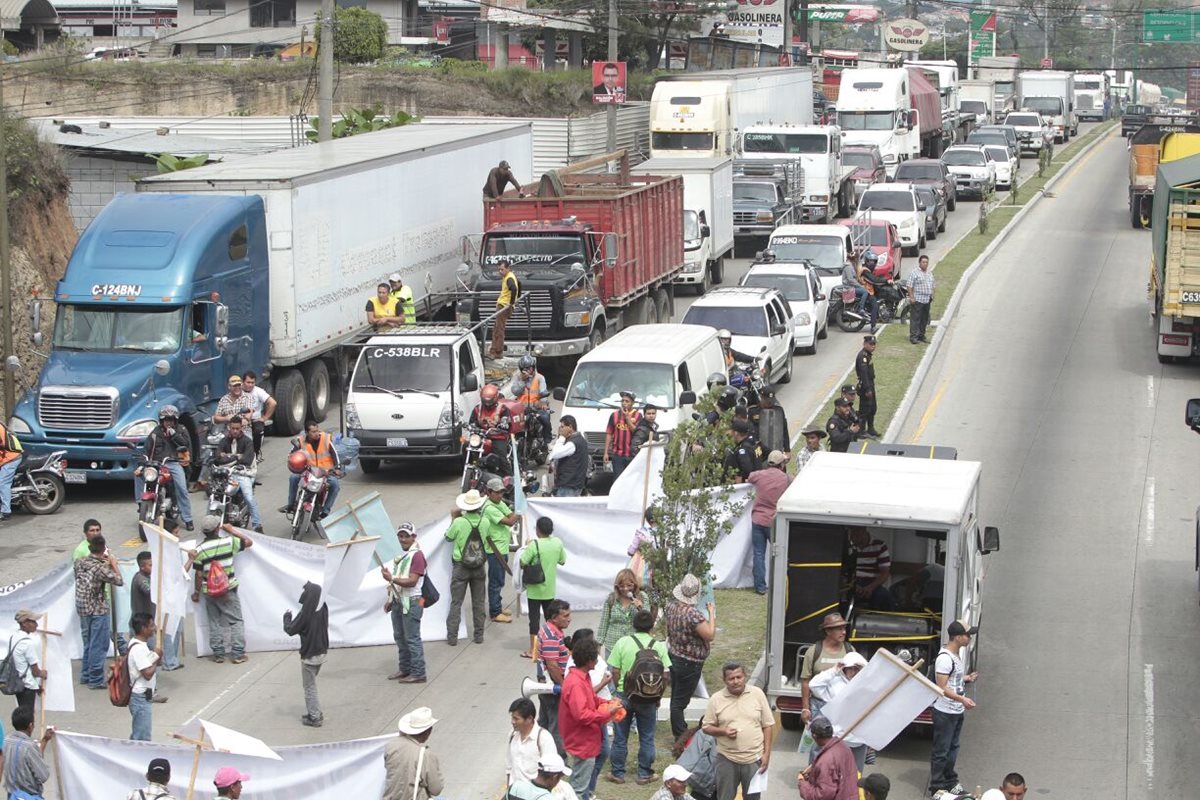 Decenas de personas efectúan bloqueos en varios puntos de la capital, exigen que Cicig investigue a evasores de impuestos. (Foto Prensa Libre: E. Paredes)