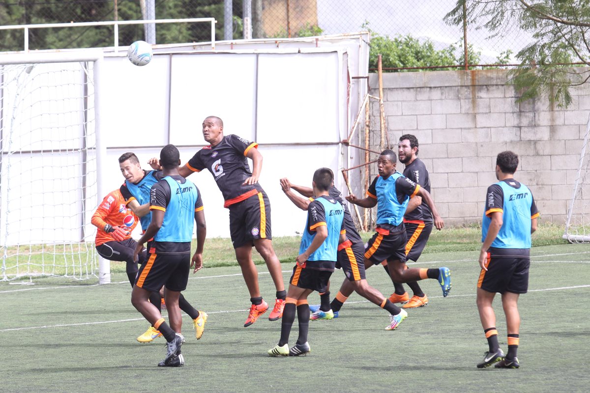 Xelajú Mario Camposeco trabajó ayer por la tarde en las instalaciones del Proyecto Gol en la zona 15 de la ciudad capital. (Foto Prensa Libre: Norvin Mendoza)