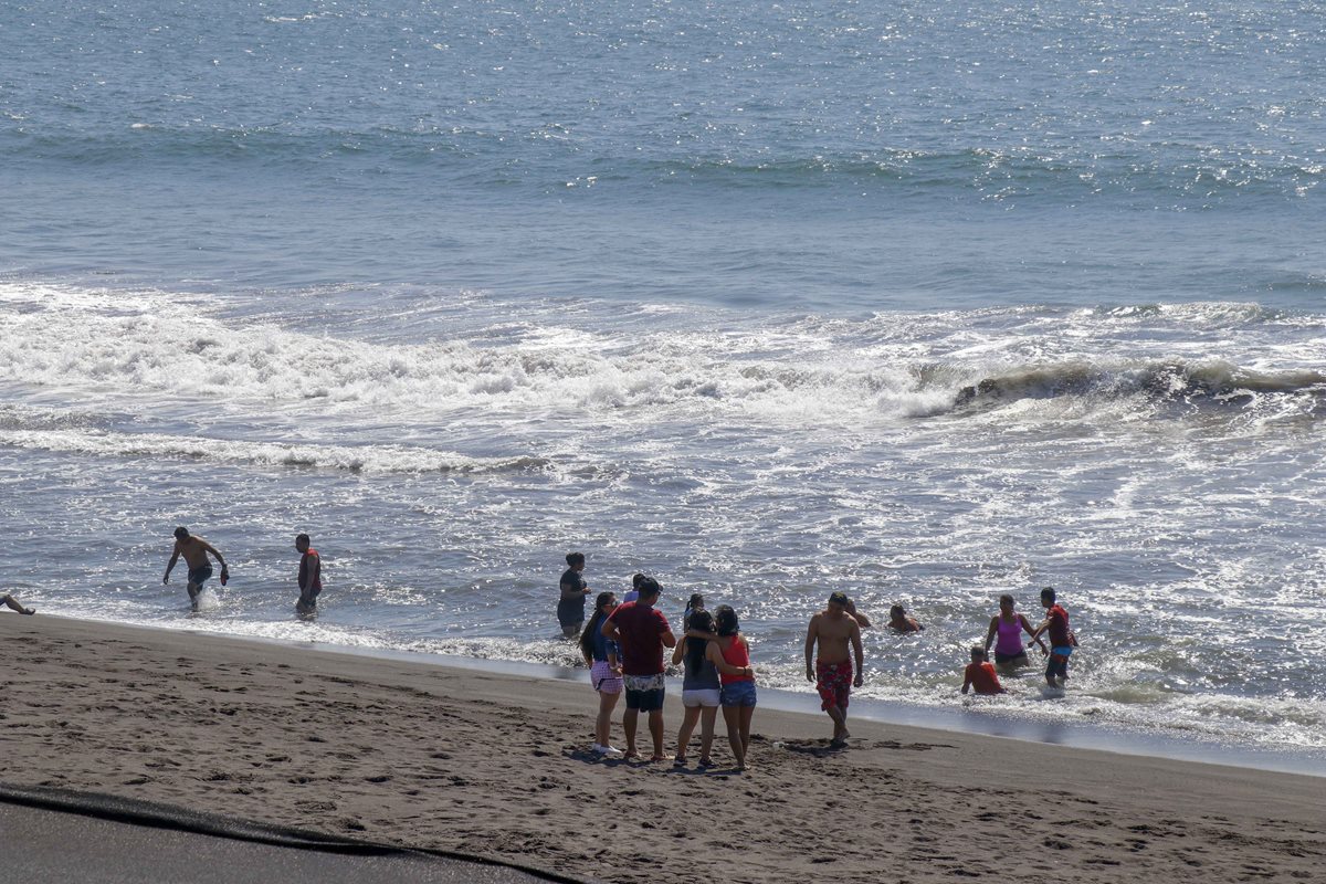 Se espera que miles de personas lleguen a la playa de Champerico para despedir el año. (Foto Prensa Libre: Rolando Miranda).