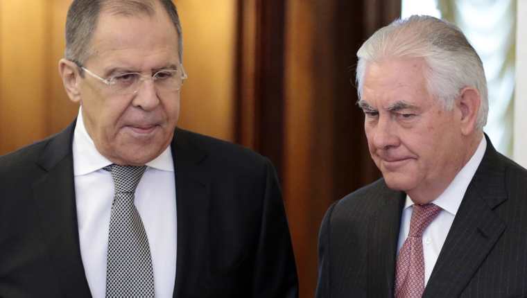 Sergey Lavrov, ministro ruso de Relaciones Exteriores, y Rex Tillerson, secretario de Estado de EE. UU. (Foto Prensa Libre: AP)
