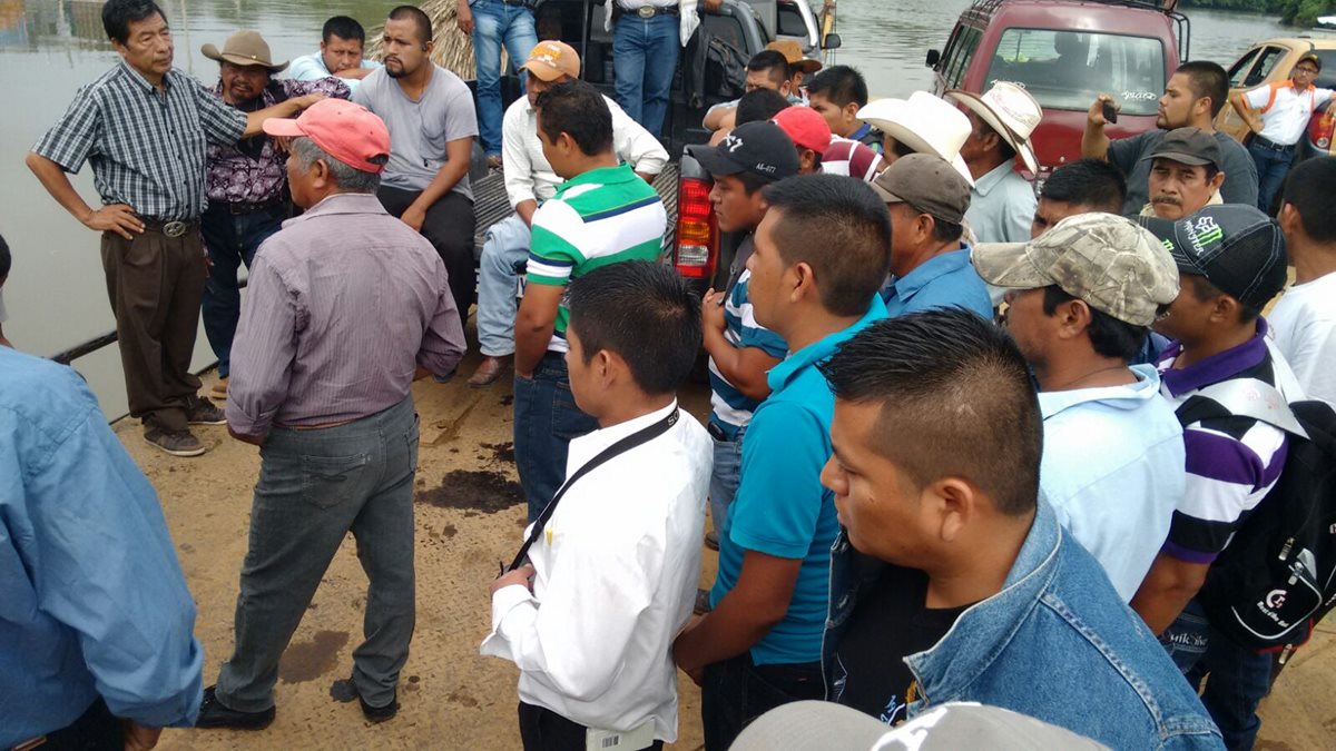 Trabajadores de la Municipalidad de Sayaxché, Petén, exigen pago de salarios atrasados. (Foto Prensa Libre: Rigoberto Escobar)