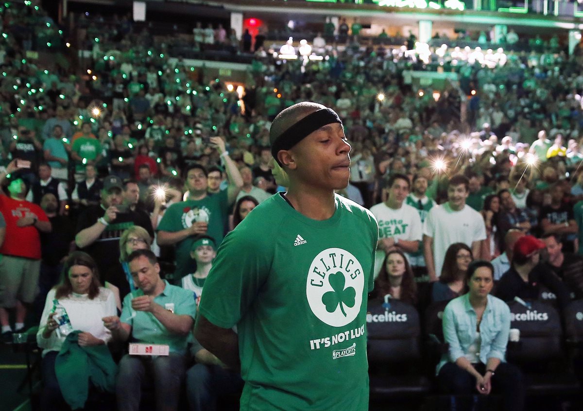 Isaiah Thomas recibió el apoyo de su equipo y la afición luego de los duros momentos familiares que atraviesa. (Foto Prensa Libre: AP)