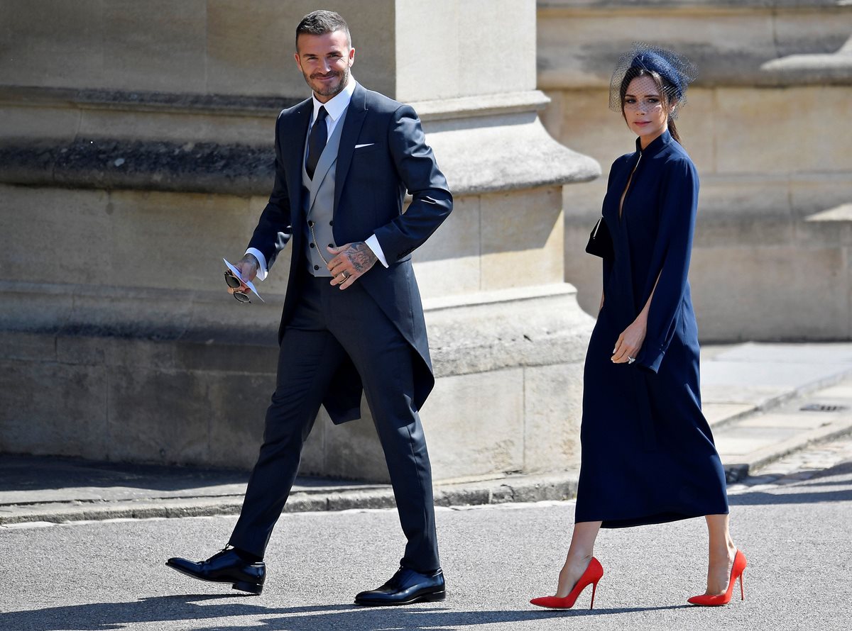 Exestrella del futbol David Beckham y su esposa, la cantante y diseñadora de moda, Victoria Beckham, a su llegada a la capilla de Windsor, Windsor. (Foto Prensa Libre, AFP).