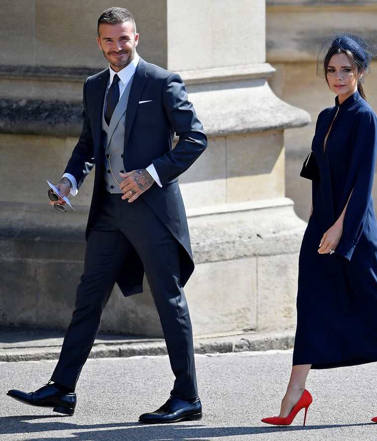 Exestrella del futbol David Beckham y su esposa, la cantante y diseñadora de moda, Victoria Beckham, a su llegada a la capilla de Windsor, Windsor. (Foto Prensa Libre, AFP).