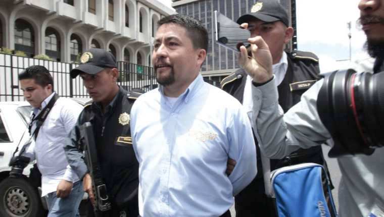 El alcalde de Santa Catarina Pínula, Víctor Gonzalo Alvarizaes Monterroso fue capturado este jueves, sindicado de homicidio culposo por la tragedia ocurrida en El Cambray 2. (Foto Prensa Libre: Paulo Raquec)