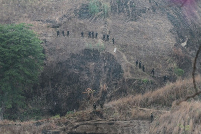 Fuerzas Especiales de la PNC realizan una búsqueda para localizar a los delincuentes. (Foto Prensa Libre)