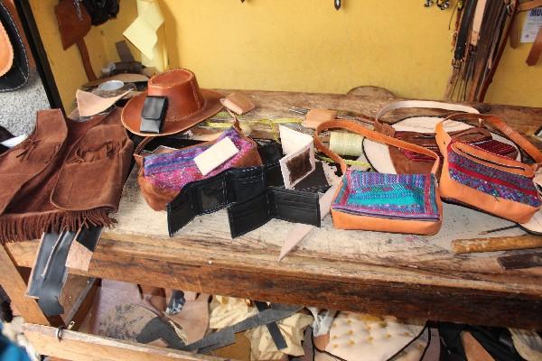 Se venden sombreros, billeteras y estuches para celulares, entre otros artículos.