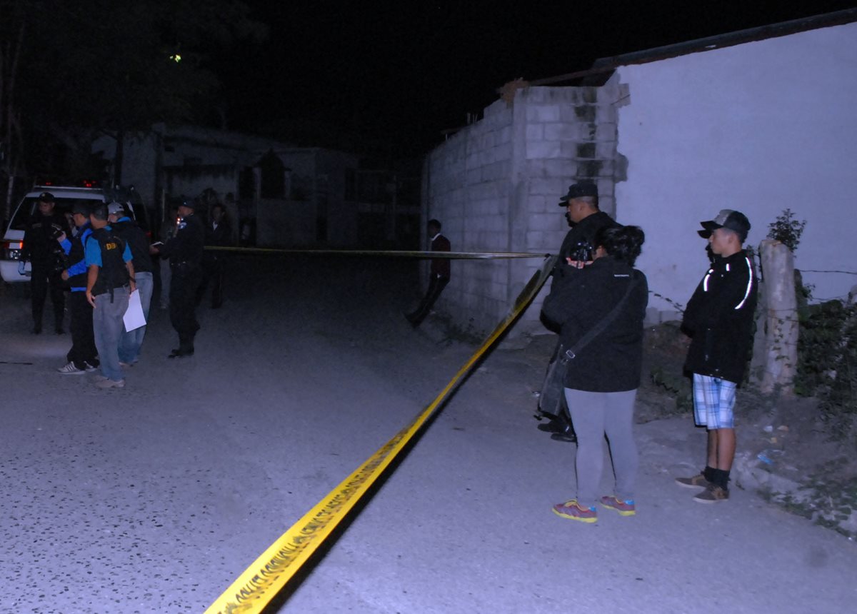 Área donde murió un hombre, en San Cristóbal Acasaguastlán, El Progreso, es acordonada por la PNC. (Foto Prensa Libre: Hugo Oliva)