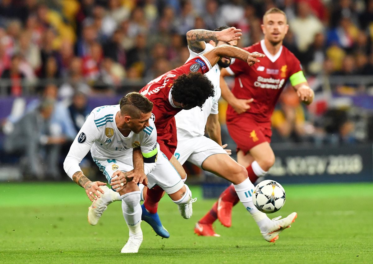 Ramos trabó a Salah con el brazo en una jugada típica de futbol pero provocó que el egipcio cayera muy mal al suelo. (Foto Prensa Libre: EFE)