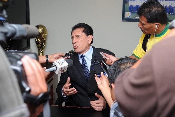 Brayan Jiménez, presidente de la Fedefutbol, anunció ayer la decisión final. (Foto Prensa Libre: Romeo Ríos)