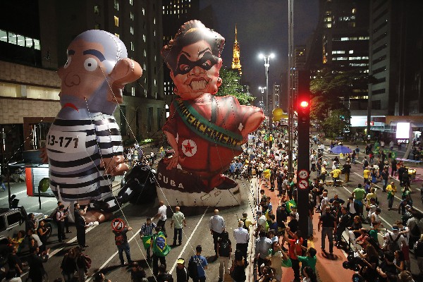 <span>Manifestantes</span> <span>marchan</span> con <span>muñecas</span> <span>que representan</span> a <span>Luiz</span> <span>Inácio</span> <span>Lula da</span> <span>Silva, y</span> <span>Dilma</span> <span>Rousseff</span>, <span>durante una protesta</span> <span>en Sao Paulo.(Foto Prensa Libre: AP)