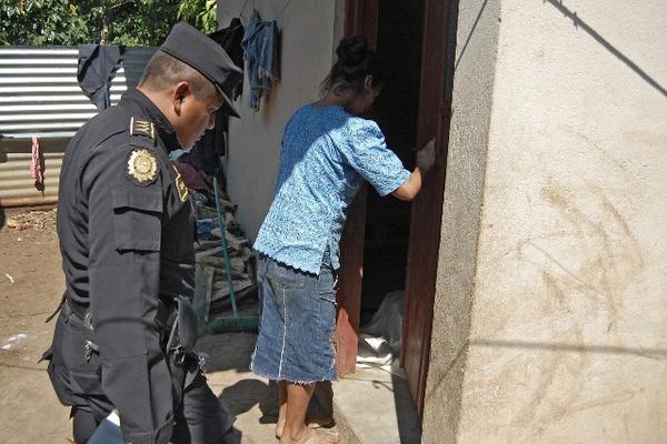 El cadáver baleado de Cástulo Obispo Fuentes quedó en el interior de su vivienda en El Quetzal. (Foto Prensa Libre: Alexander Coyoy)