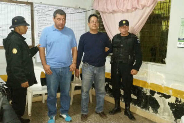 Dos supuestos delincuentes salvadoreños fueron capturados por agentes de la PNC en Jutiapa. (Foto Prensa Libre: PNC)