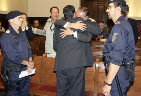 Javier Figueroa llora al escuchar el fallo. (Foto Prensa Libre: EFE)