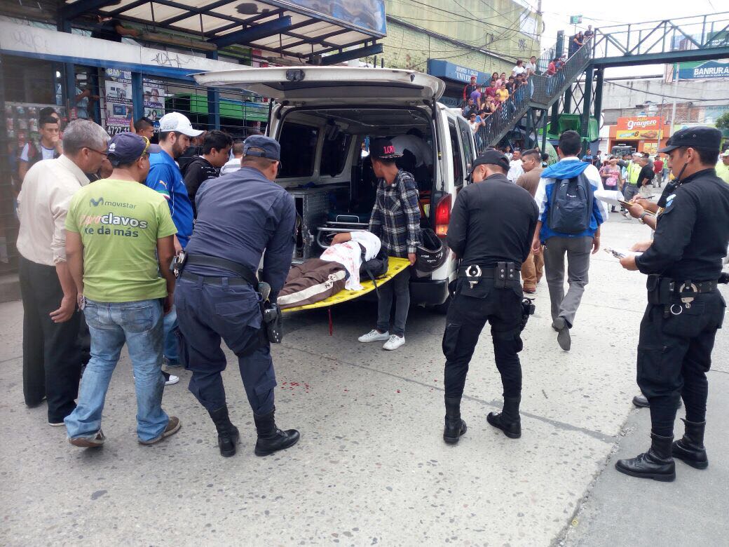 Socorristas brindan primeros auxilios a estudiantes heridos en ataque armado, registrado en la zona 6 capitalina. (Foto Prensa Libre: Amílcar Montejo)