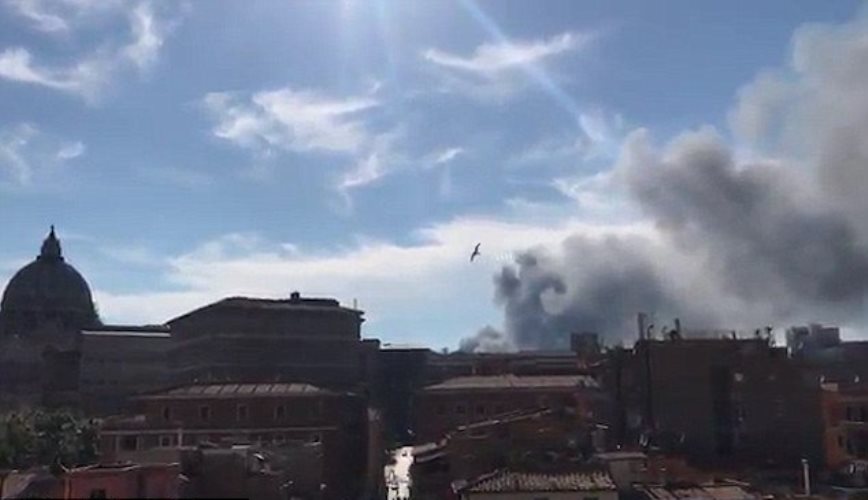 Explosión se habría generado en un depósito de vehículos cercano al Vaticano. (Foto Prensa Libre: Twitter)