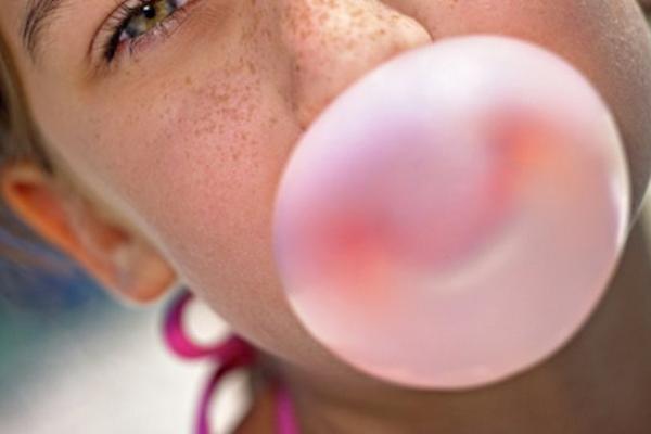 Masticar mucho chicle causa migrañas en adolescentes