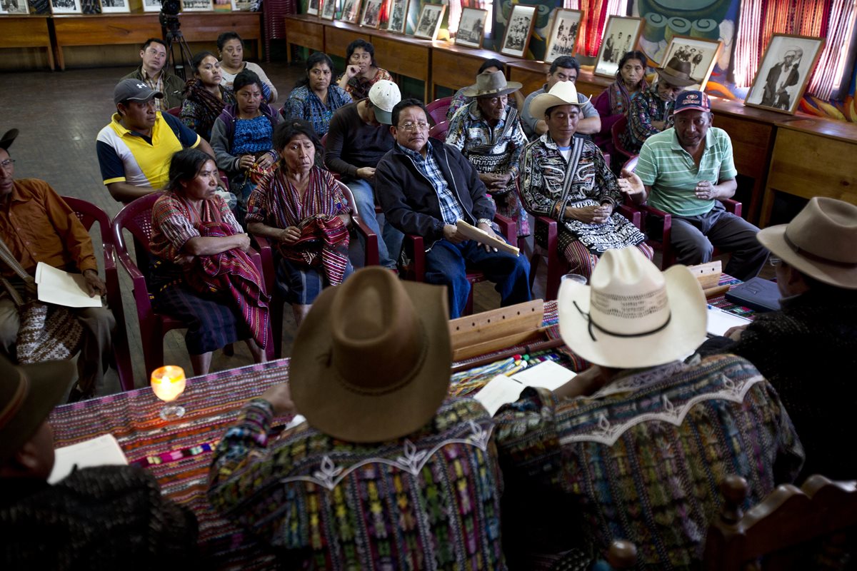 Autoridades indígenas se reúnen para conocer los casos que exponen por pobladores. (Foto Prensa Libre: AP)