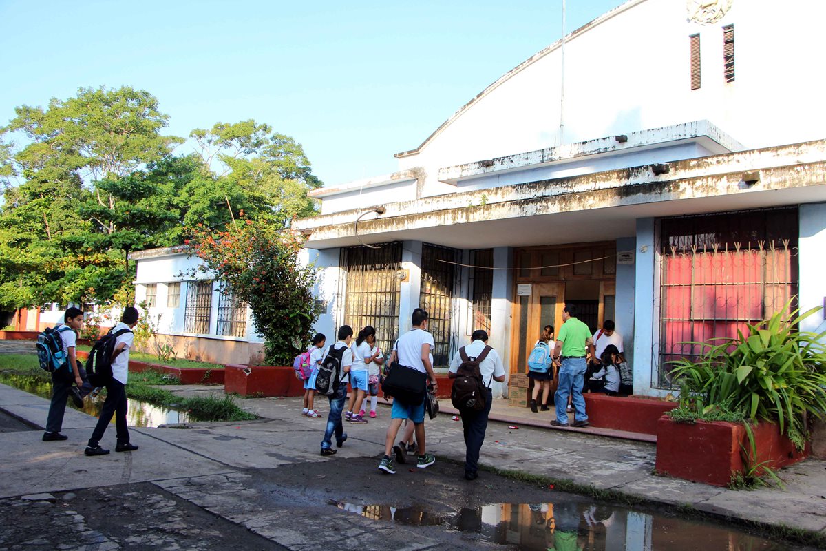 Estudiantes ingresan a la Escuela Rural Mixta tipo Federación Carlos Villagrán Paul, en la cabecera de Retalhuleu. (Foto Prensa Libre: Rolando Miranda)